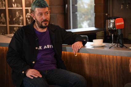 Москва. Дизайнер Артемий Лебедев во время программы радио КП `Русская правда` в театре МХАТ имени Горького.