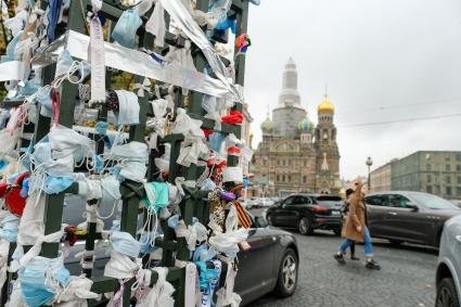 Санкт-Петербург. Стихийный мемориал в память о погибших от коронавирусной инфекции  COVID-19 у собора Воскресения Христова Спас на Крови.