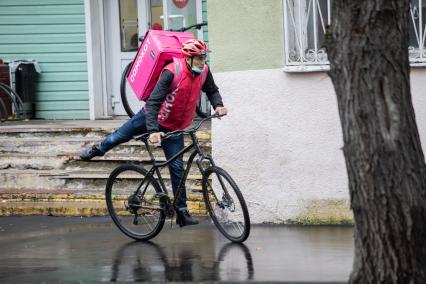 Москва. Курьер сервиса доставки `Самокат`на одной из улиц города.