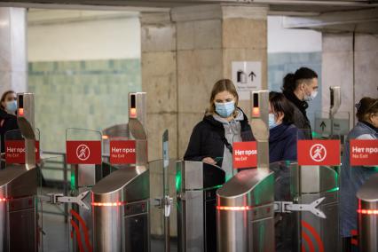 Москва. Пассажиры метро в медицинских масках.