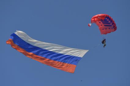 Московская область. Спецназовец Росгвардии с флагом России во время десантирования, прошедшего в рамках учений на аэродроме `Большое Грызлово`.