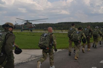 Московская область. Спецназовцы Росгвардии перед десантированием, прошедшим в рамках учений на аэродроме `Большое Грызлово`.