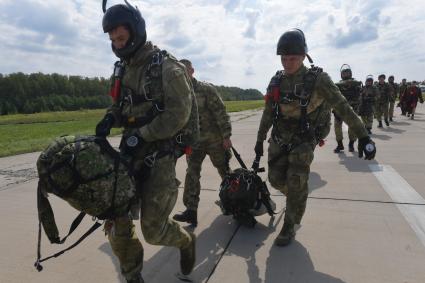 Московская область. Спецназовцы Росгвардии перед десантированием, прошедшим в рамках учений на аэродроме `Большое Грызлово`.