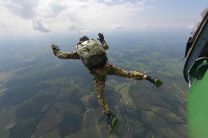 Московская область. Спецназовец Росгвардии во время десантирования с борта вертолета Ми-8, прошедшего в рамках учений на аэродроме `Большое Грызлово`.