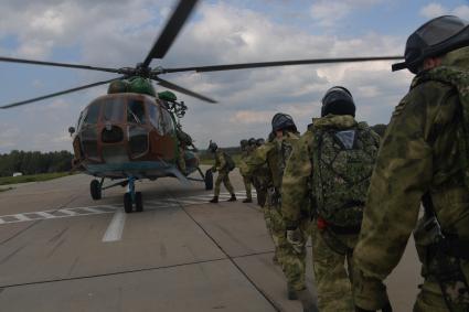 Московская область. Спецназовцы Росгвардии перед десантированием, прошедшим в рамках учений на аэродроме `Большое Грызлово`.