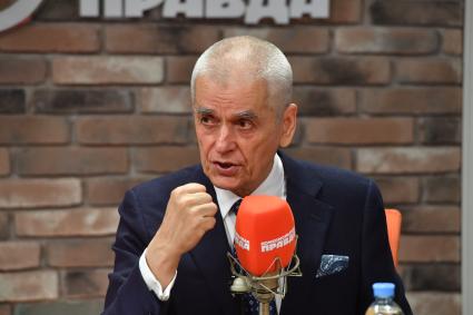 Москва. Депутат Государственной Думы РФ, бывший главный санитарный врач Геннадий Онищенко на радиостанции `Комсомольская правда`.