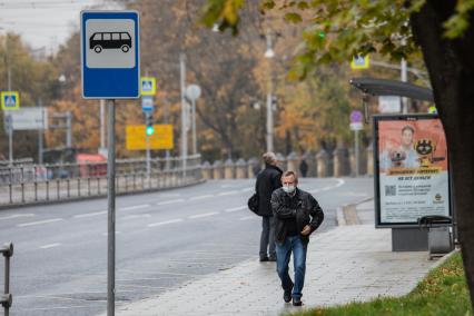 Москва. Прохожие в защитной маске на улице.