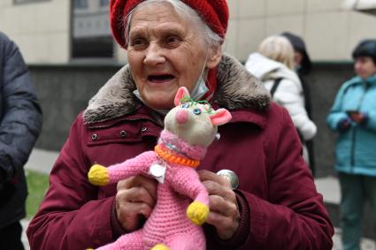 Москва.  Женщина у здания Московского городского суда, где пройдет рассмотрение апелляционной жалобы на приговор актеру Михаилу Ефремову по делу о ДТП со смертельным исходом.