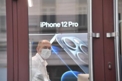 Москва.   Сотрудник магазина re:Store, где начались продажи новых iPhone 12 и iPhone 12 Pro.