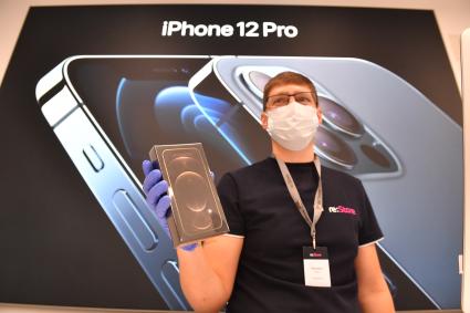 Москва.   Сотрудник магазина re:Store, где начались продажи новых iPhone 12 и iPhone 12 Pro.