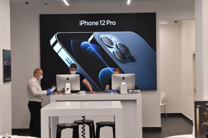 Москва.   Сотрудники магазина re:Store, где начались продажи новых iPhone 12 и iPhone 12 Pro.