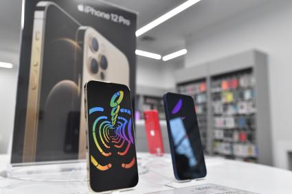 Москва. Смартфоны компании Apple на витрине в магазине re:Store, где начались продажи новых iPhone 12 и iPhone 12 Pro.
