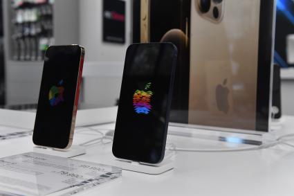 Москва.  Смартфоны компании Apple на витрине в магазине re:Store, где начались продажи новых iPhone 12 и iPhone 12 Pro.