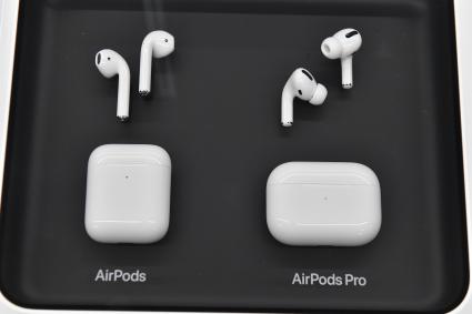 Москва.  Беспроводные наушники AirPods и  AirPods Pro.