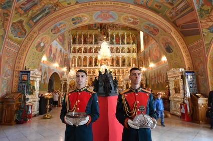 Тульская область.  Молебен в честь 640 -й годовщины Куликовской битвы  в храме Сергия Радонежского  на поле Куликовом.