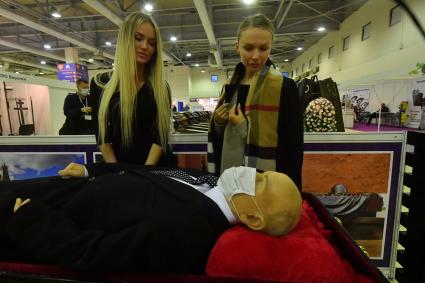 Москва. Манекен В.И. Ленина на Международной выставке погребальных услуг `Некрополь - Tanexpo 2020` в центральном выставочном комплексе `Экспоцентр`.