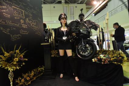 Москва. Девушка на Международной выставке погребальных услуг `Некрополь - Tanexpo 2020` в центральном выставочном комплексе `Экспоцентр`.