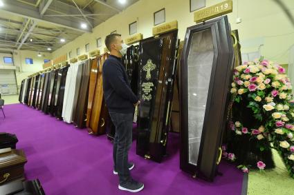 Москва. Гроб со стеклянной крышкой `Ковид 19`, произведенный для захоронения умерших от коронавирусной инфекции, представлен на Международной выставке погребальных услуг `Некрополь - Tanexpo 2020` в центральном выставочном комплексе `Экспоцентр`.