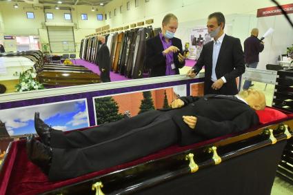 Москва. Манекен В.И. Ленина на Международной выставке погребальных услуг `Некрополь - Tanexpo 2020` в центральном выставочном комплексе `Экспоцентр`.