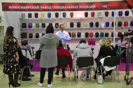 Москва. Погребальные урны на Международной выставке погребальных услуг `Некрополь - Tanexpo 2020` в центральном выставочном комплексе `Экспоцентр`.