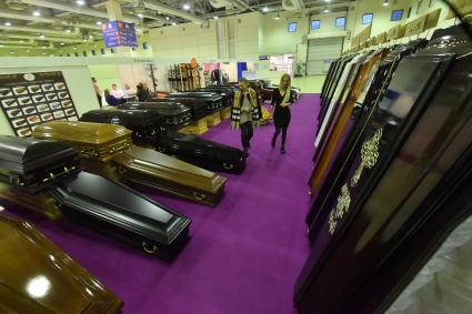Москва. Гробы на Международной выставке погребальных услуг `Некрополь - Tanexpo 2020` в центральном выставочном комплексе `Экспоцентр`.