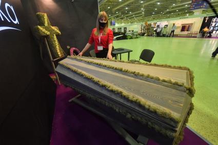 Москва. Гроб на Международной выставке погребальных услуг `Некрополь - Tanexpo 2020` в центральном выставочном комплексе `Экспоцентр`.