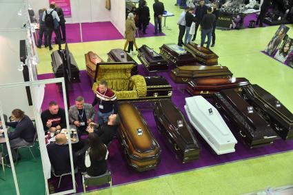 Москва. Гробы на Международной выставке погребальных услуг `Некрополь - Tanexpo 2020` в центральном выставочном комплексе `Экспоцентр`.