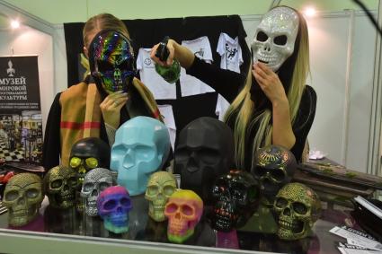 Москва. Черепа на Международной выставке погребальных услуг `Некрополь - Tanexpo 2020` в центральном выставочном комплексе `Экспоцентр`.