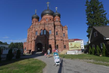 Московская область. г.Куровское. Гуслицкий Спасо-Преображенский мужской монастырь. На снимке: Преображенский монастырский соборный храм.