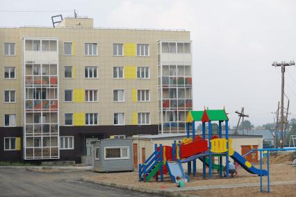 Красноярский край. п.Таёжный. Новый дом и детская площадка.