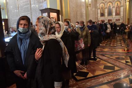 Москва.   Верующая во время отпевания протоиерея Димитрия Смирнова в Храме Христа Спасителя.