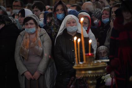 Москва.   Верующие во время отпевания протоиерея Димитрия Смирнова в Храме Христа Спасителя.