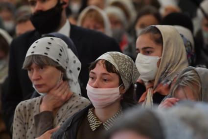 Москва.   Верующие во время отпевания протоиерея Димитрия Смирнова в Храме Христа Спасителя.