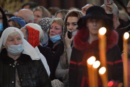 Москва.   Верующие во время отпевания протоиерея Димитрия Смирнова в Храме Христа Спасителя.