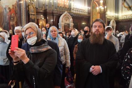 Москва.   Верующие во время отпевания протоиерея Димитрия Смирнова в Храме Христа Спасителя.