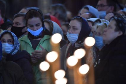 Москва.   Верующие во время отпевания протоиерея Димитрия Смирнова в Храме Христа Спасителя.