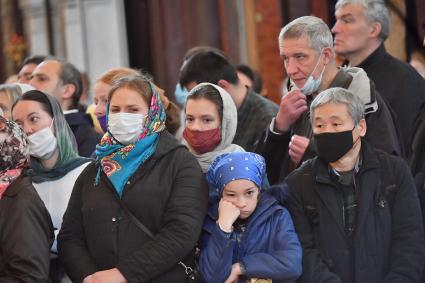 Москва. Верующие во время отпевания протоиерея Димитрия Смирнова в Храме Христа Спасителя.