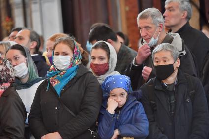 Москва.   Верующие во время отпевания протоиерея Димитрия Смирнова в Храме Христа Спасителя.