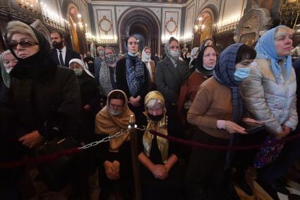 Москва.   Верующие во время отпевания протоиерея Димитрия Смирнова в Храме Христа Спасителя.