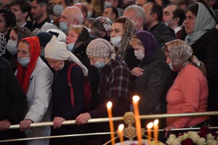 Москва.   Верующие во время отпевания протоиерея Димитрия Смирнова в Храме Христа Спасителя.