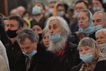 Москва.   Верующие во время отпевания протоиерея Димитрия Смирнова в Храме Христа Спасителя.