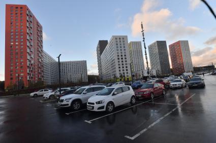 Москва. Автомобили на территории ЖК `Саларьево парк`.