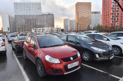 Москва. Автомобили на территории ЖК `Саларьево парк`.