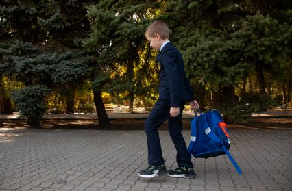 Пермь. Мальчик с рюкзаком идет в школу.