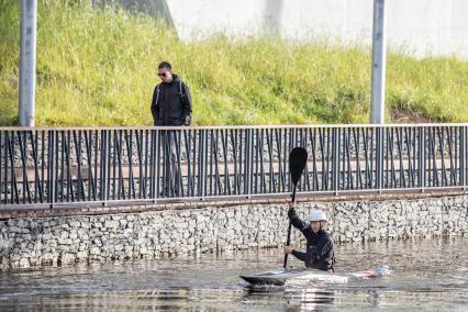 Москва. Спортсменка сборной России Екатерина Перова во время занятий гребным слаломом на реке Сходня.