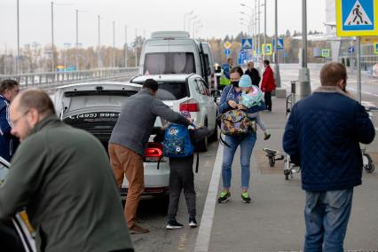 Москва, Шереметьево.  Пассажиры на парковке аэропорта.