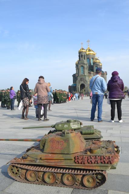 Московская область, Кубинка.  Экспонаты мультимедийного музейного комплекса `Дорога памяти` на территории Главного храма Вооруженных сил РФ в парке `Патриот`.