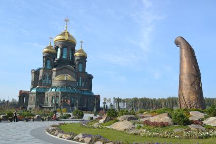 Московская область, Кубинка. Монумент `Матерям победителей`  у храма Воскресения Христова - Главного храма вооруженных сил РФ в парке `Патриот`.