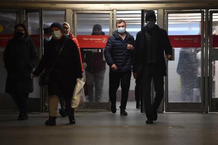 Москва. Люди в медицинских масках в подземном переходе метро.