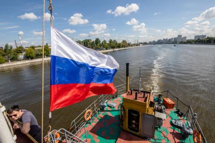 Москва.  Судно-мусоросборщик  `МС-1`.